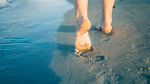 Fuss mobilisieren barfuss im Sand